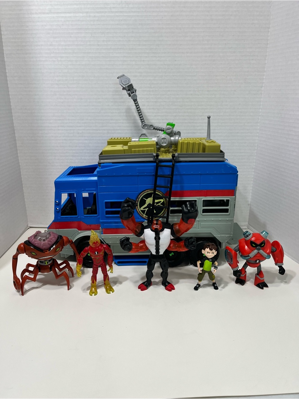 BEN 10 rustbucket deluxe transforming alien vehicle to playset with action figs
